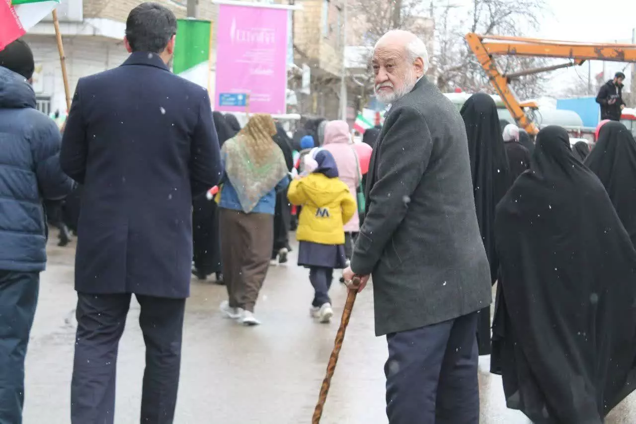 گام‌هایی در غبار سرد